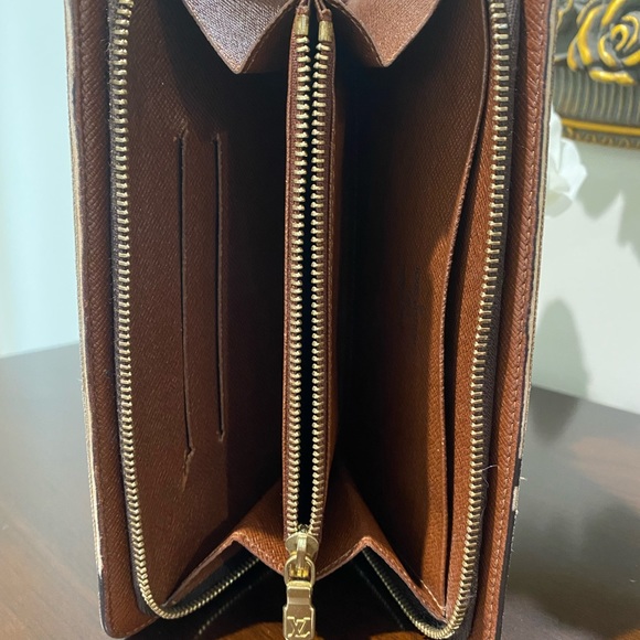 Authentic Louis Vuitton zippy wallet - Picture 6 of 14